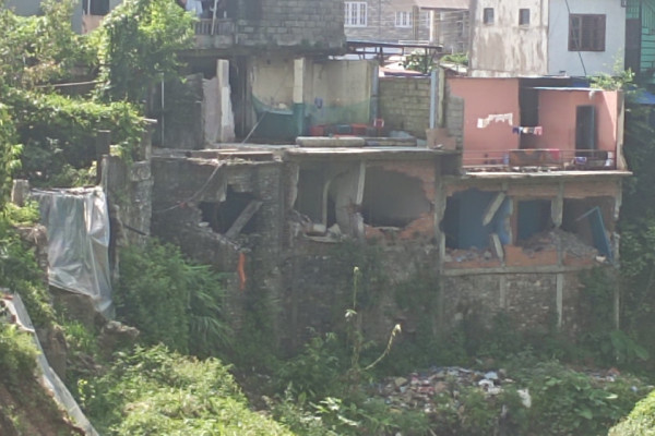 फिर्केमा डोजर : कोतरेर छाडिएको संरचना अझै हटेनन्